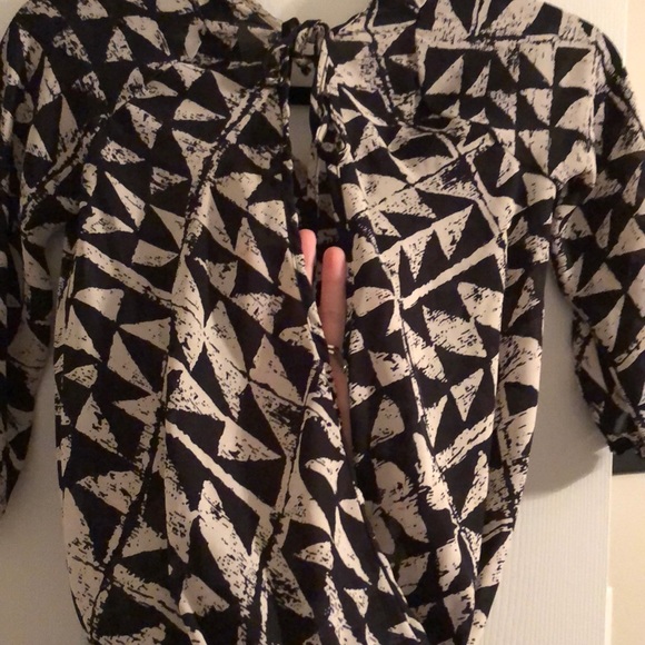 ๐5 for $15๐ Crop Top Open Back Shirt - Picture 3 of 3